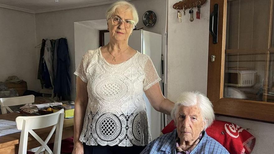 Anabella Fernández y su madre, Plácida Iglesias, sentada, en la cocina de la casa donde vive la segunda, en El Castillo. M. Riera