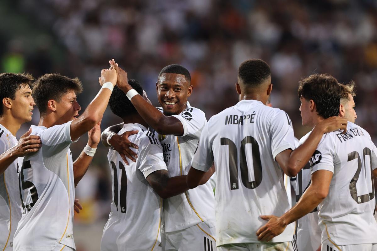 Alaba y Rodrygo se abrazan en el gol del brasileño en pretemporada ante el Tirol austríaco.