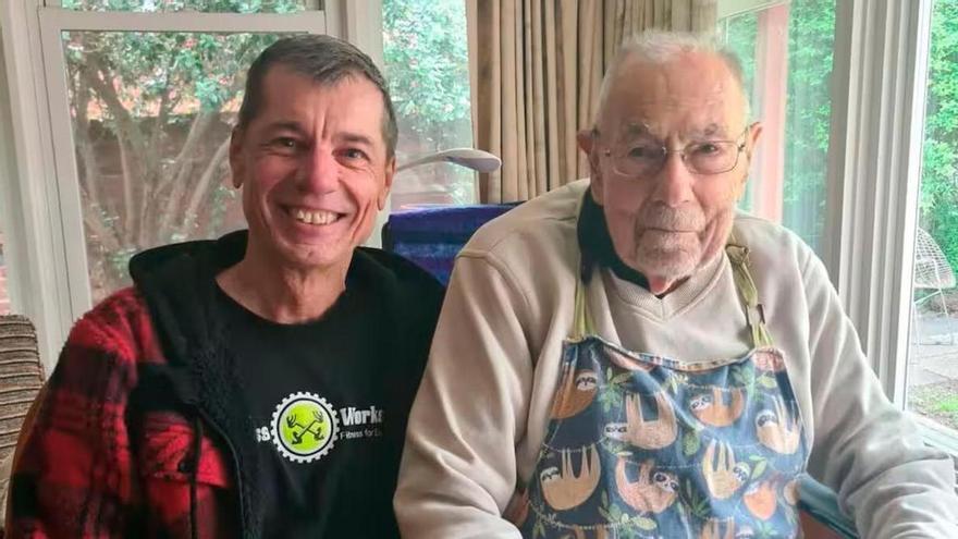 Fa 6 anys que no paga lloguer per una decisió que pocs entenen: la història de l'home que viu amb un avi de 102 anys