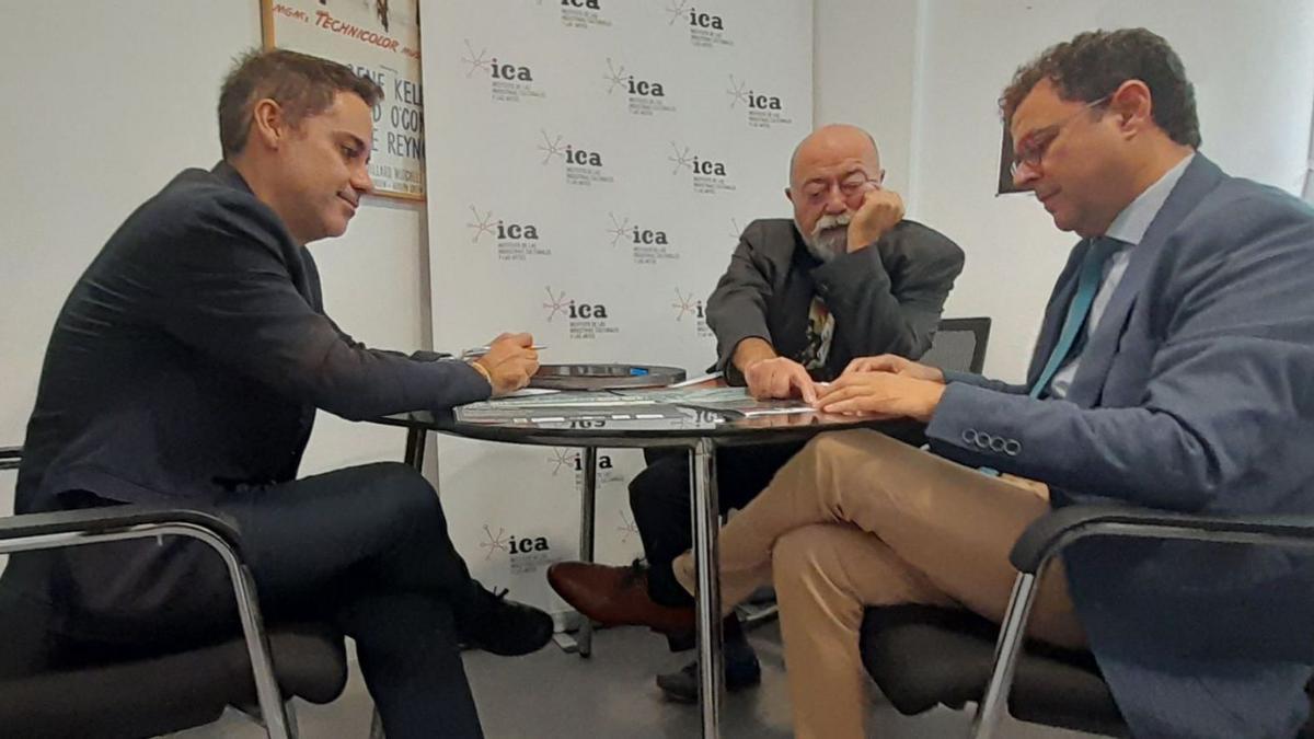 Ángel Cruz, director de la Filmoteca, junto a Joaquín Cánovas y Manuel Cebrián.