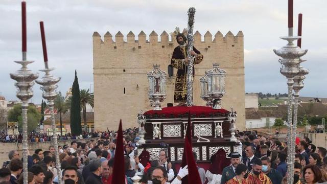 La hermandad de la Vera Cruz por el Puente Romano en su estación de penitencia del Lunes Santo. | ÓSCAR BARRIONUEVO