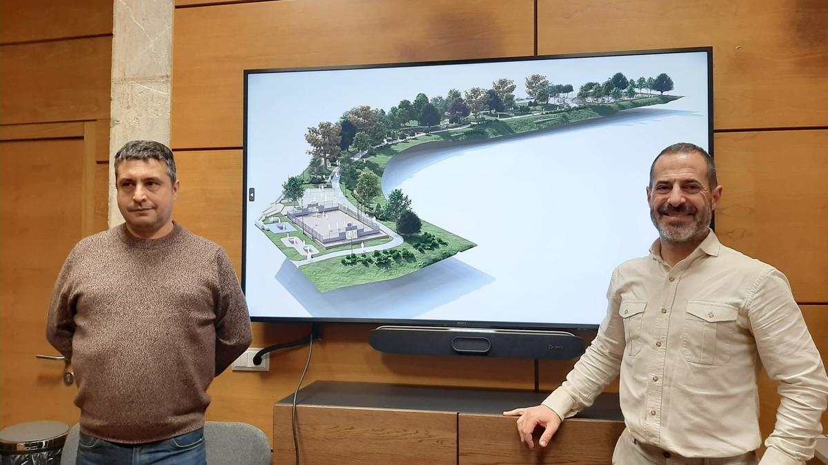 Por la izquierda, el concejal de Urbanismo, Javier Rodríguez, y el alcalde, Ángel García, ante la recreación del parque de la Reconquista