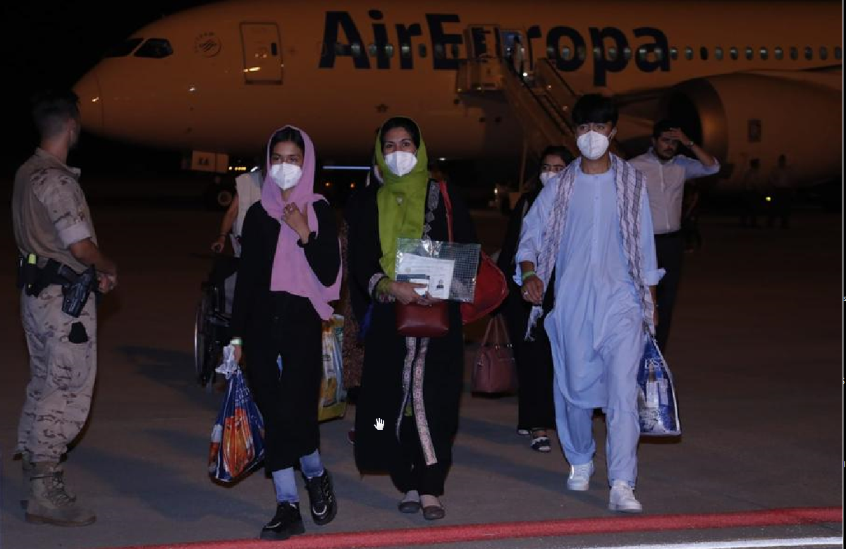 Refugiados afganos llegan a la base aérea madrileña de Torrejón en la noche del 10 de agosto de 2022.