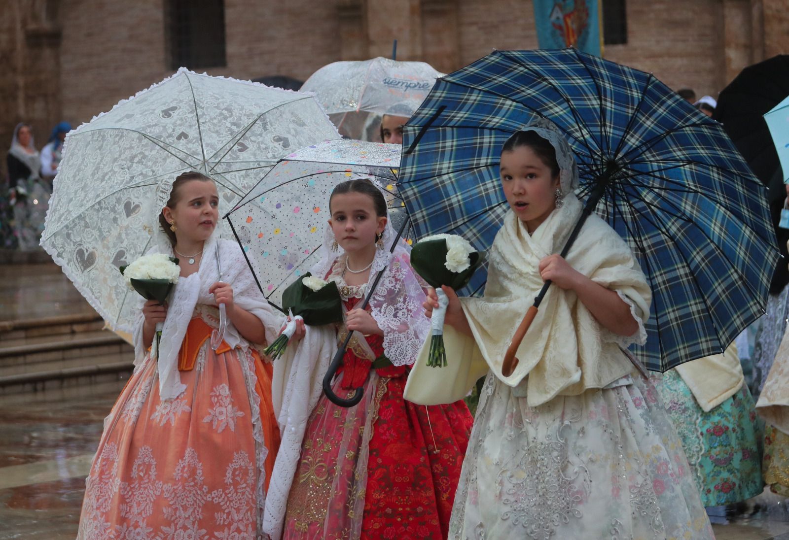 Desfile de chubasqueros y paraguas ante la Mare de Déu