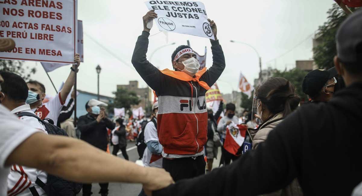 Los simpatizantes de Keiko Fujimori, durante su marcha por Lima.