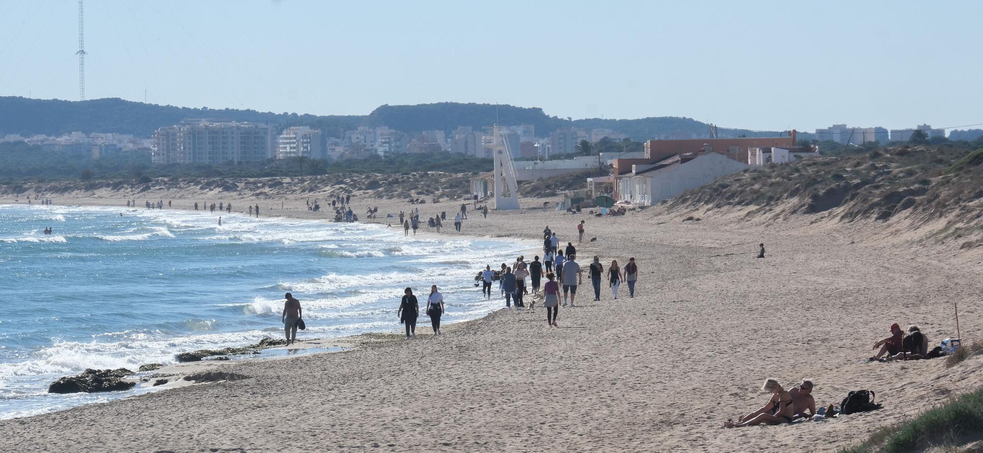 Jornada navideña playera en Elche. Numerosas personas disfrutan de las temperaturas de hasta 25 grados en la playa del Pinet en La Marina