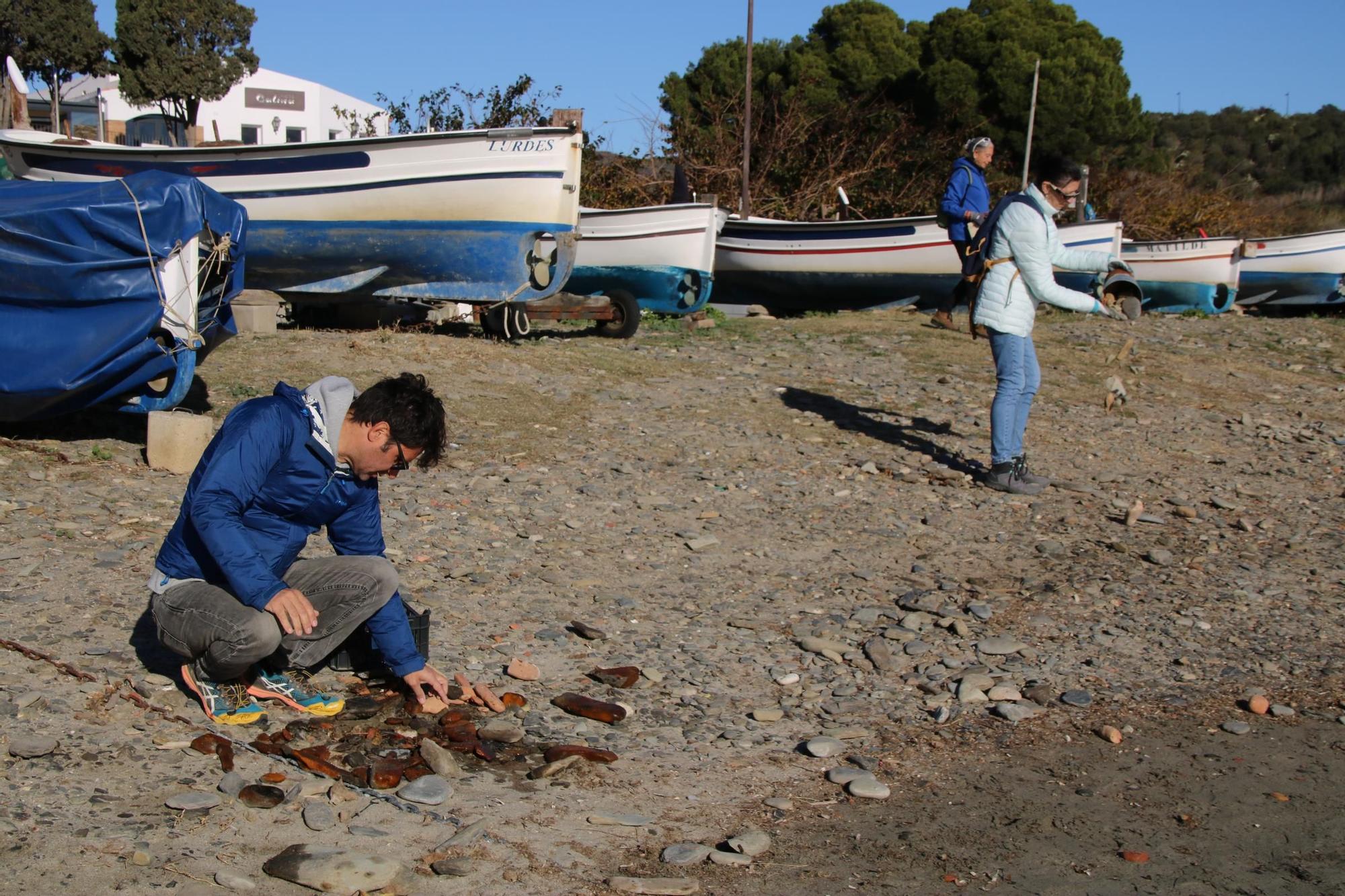Reivindiquen les "passanelles" de Cadaqués amb el retorn d'una tona d'aquestes pedres a la platja de Port Lligat