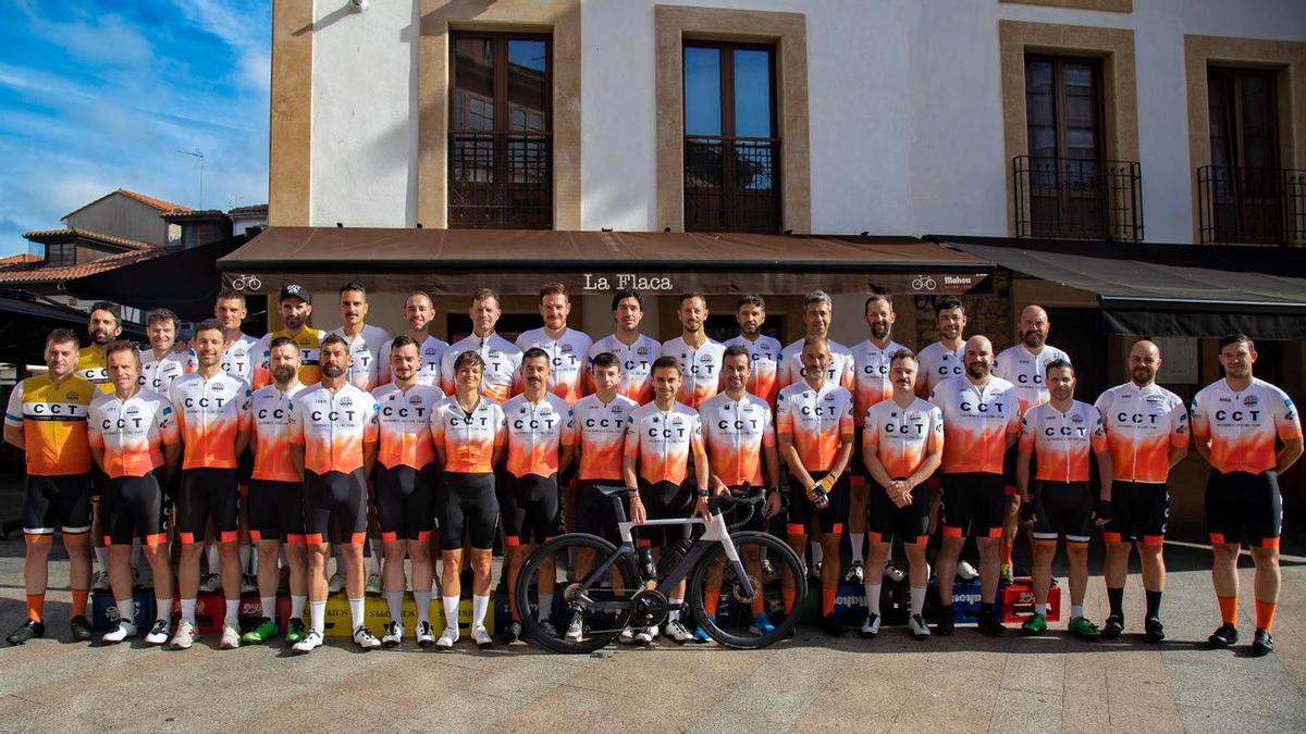 Foto de familia de los integrantes del CCT ciclista, en Pola de Siero.