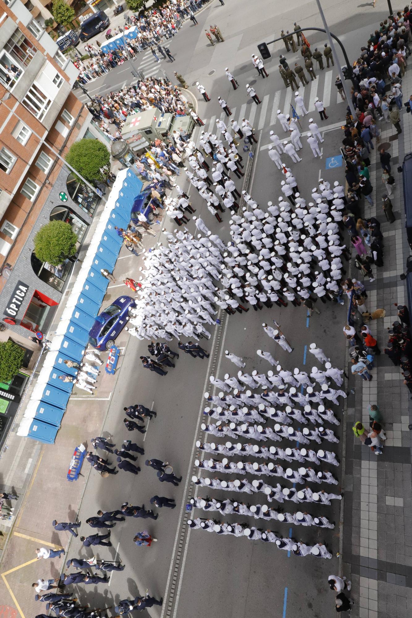 EN IMÁGENES: Así fue el multitudinario desfile en Oviedo por el Día de las Fuerzas Armadas.