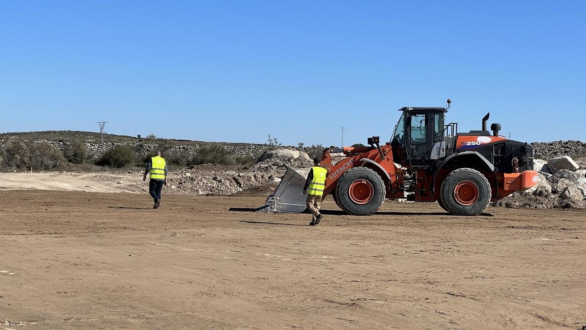 El movimiento de tierra en el polígono industrial trujillano Arroyo Caballo ya ha comenzado y se prevé que dure tres meses.