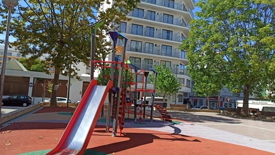 El hotel covid, al lado de un parque infantil.