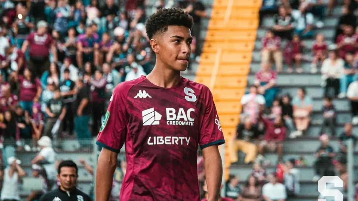 Kenay Myrie, con la camiseta del Deportivo Saprissa.