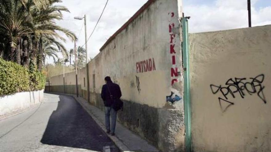 El muro del parking de la Hiladora será demolido a partir de hoy para mejorar la zona.