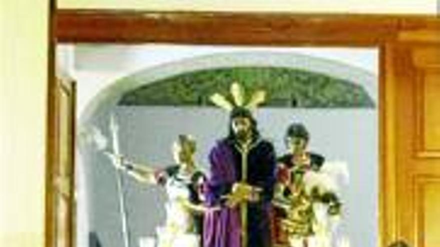 La Soledad se asoma a la puerta para un besamanos y recibe un rosario de saetas