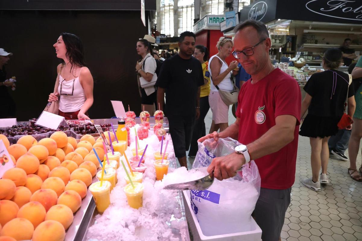 El hielo, primordial estos días en el Mercat central
