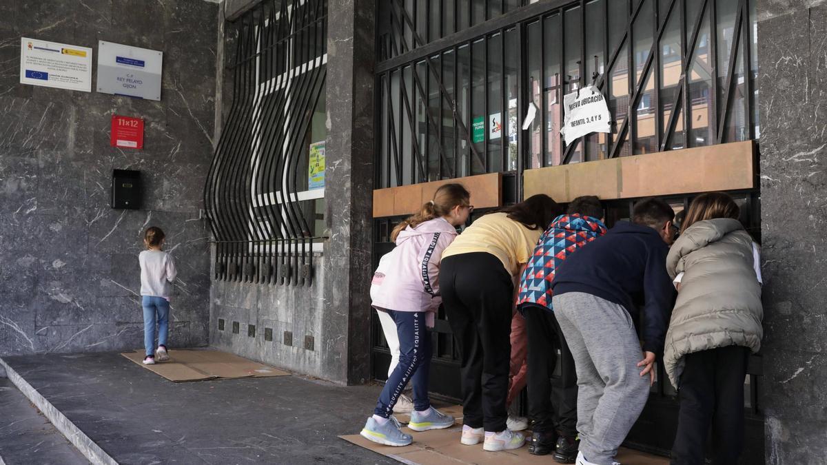 Alumnos del colegio Rey Pelayo, en la entrada principal del centro.