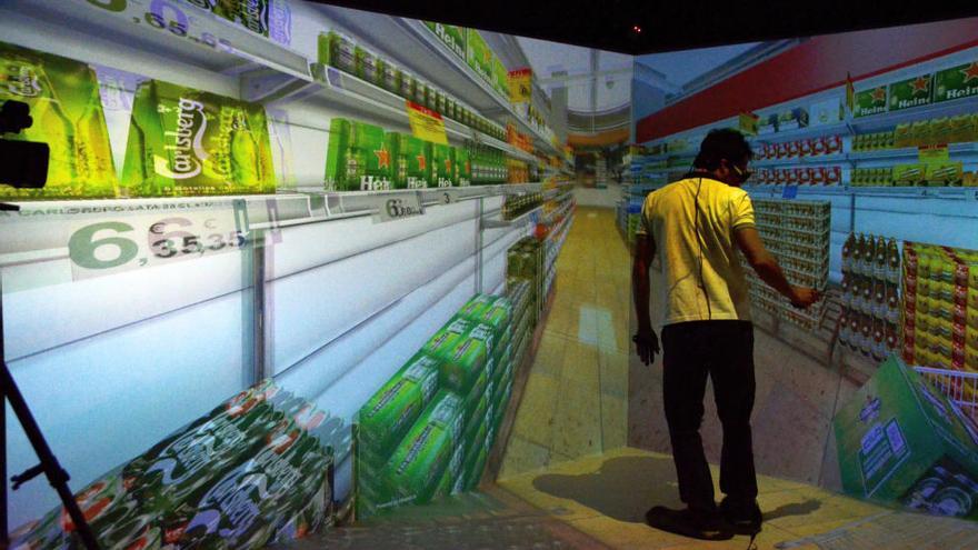 Uno de los participantes, en un supermercado recreado con realidad virtual.