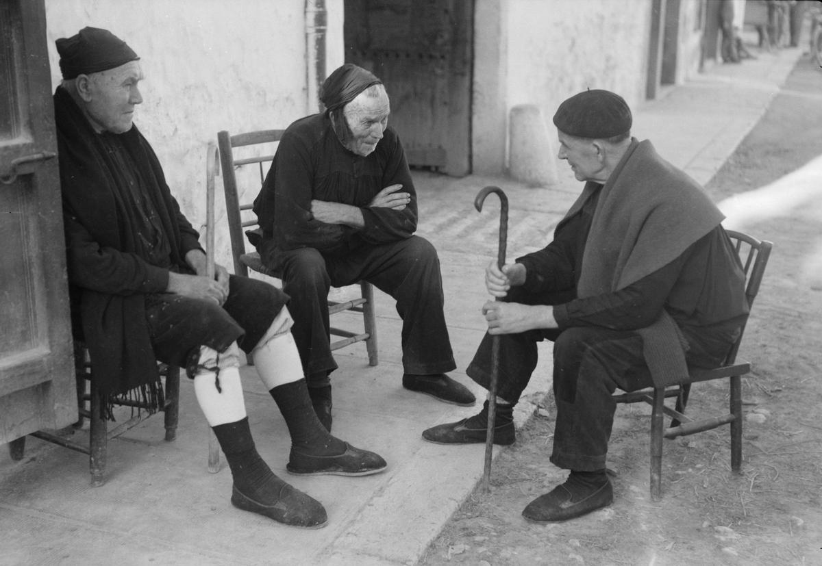   Tres ancianos conversan en una calle de Amposta 1955 1965Foto Pere Català i Roca