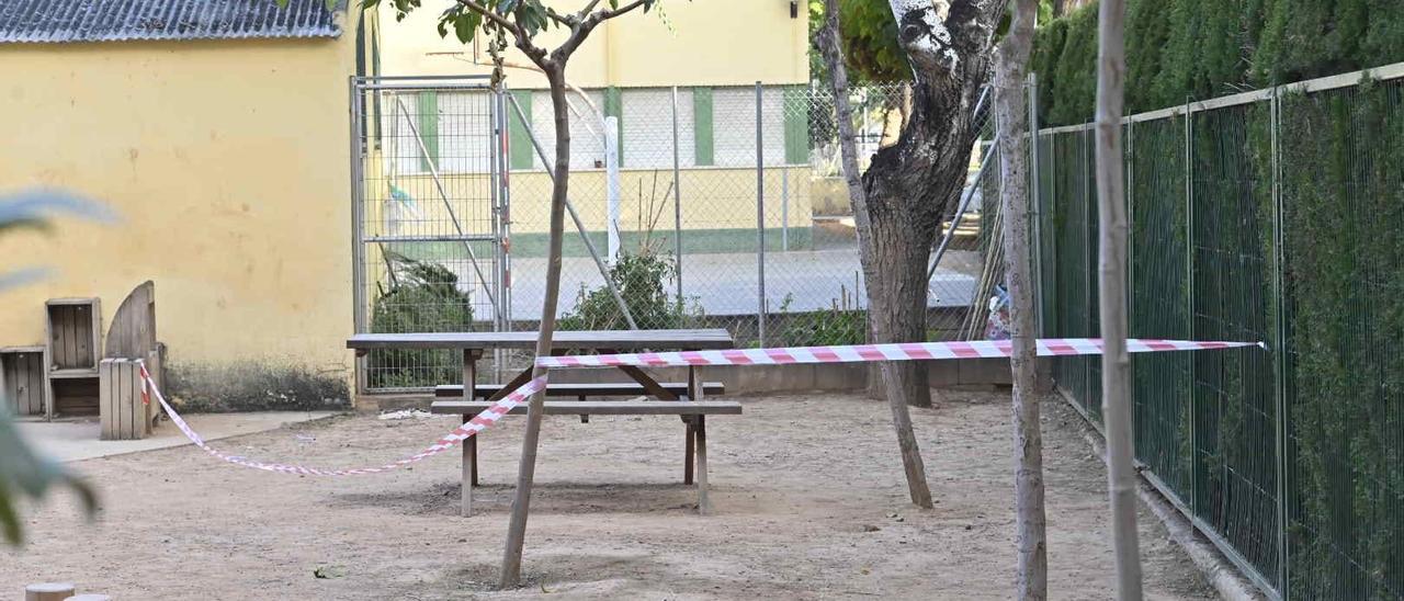 Imagen de la zona donde ha quedado atrapado el menor en Castelló, precintada.