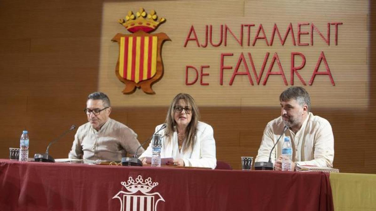 La alcaldesa, Mª Pilar Sala (PP), y su antecesor, el edil de Compromís José Francisco Vicedo, en una imagen de archivo.