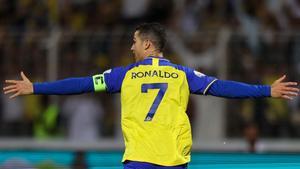 Cristiano Ronaldo celebra un gol en la liga saudí.