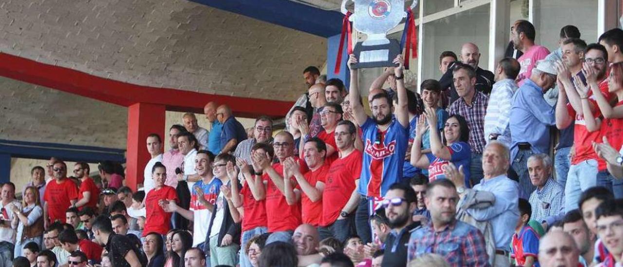 Aficionados de la UD Ourense celebran el título copero de la pasada temporada en O Couto. // Iñaki Osorio