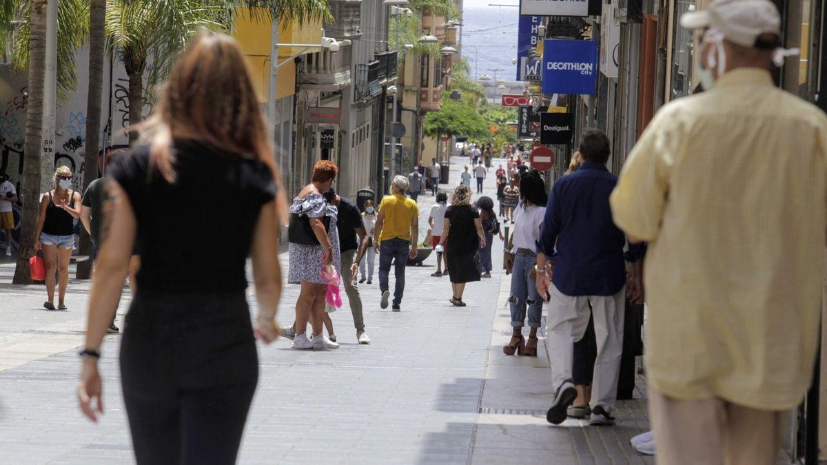 Varias personas en la calle Castillo.