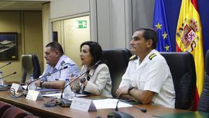 La ministra de Defensa en funciones, Margarita Robles (c), mantiene una videoconferencia con barcos de la Armada desplegados en distintas misiones internacionales, este viernes.