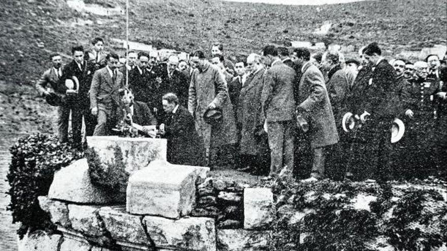 Acto de colocación de la última piedra de la presa del Pantano del Chorro, con el rey Alfonso XIII, el 21 de mayo de 1921.