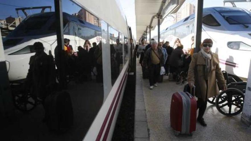 Un grupo de pasajeros desciende de un tren recién llegado a Alicante, ayer.