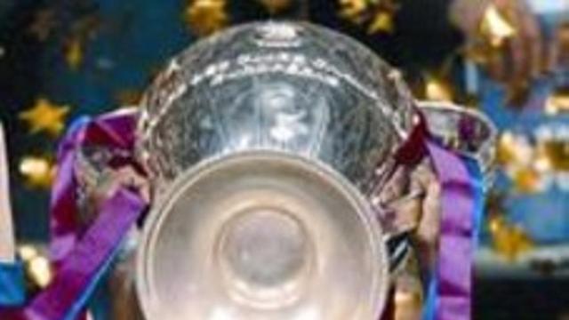 Abidal levanta la Copa de Europa en Wembley el pasado 28 de mayo.
