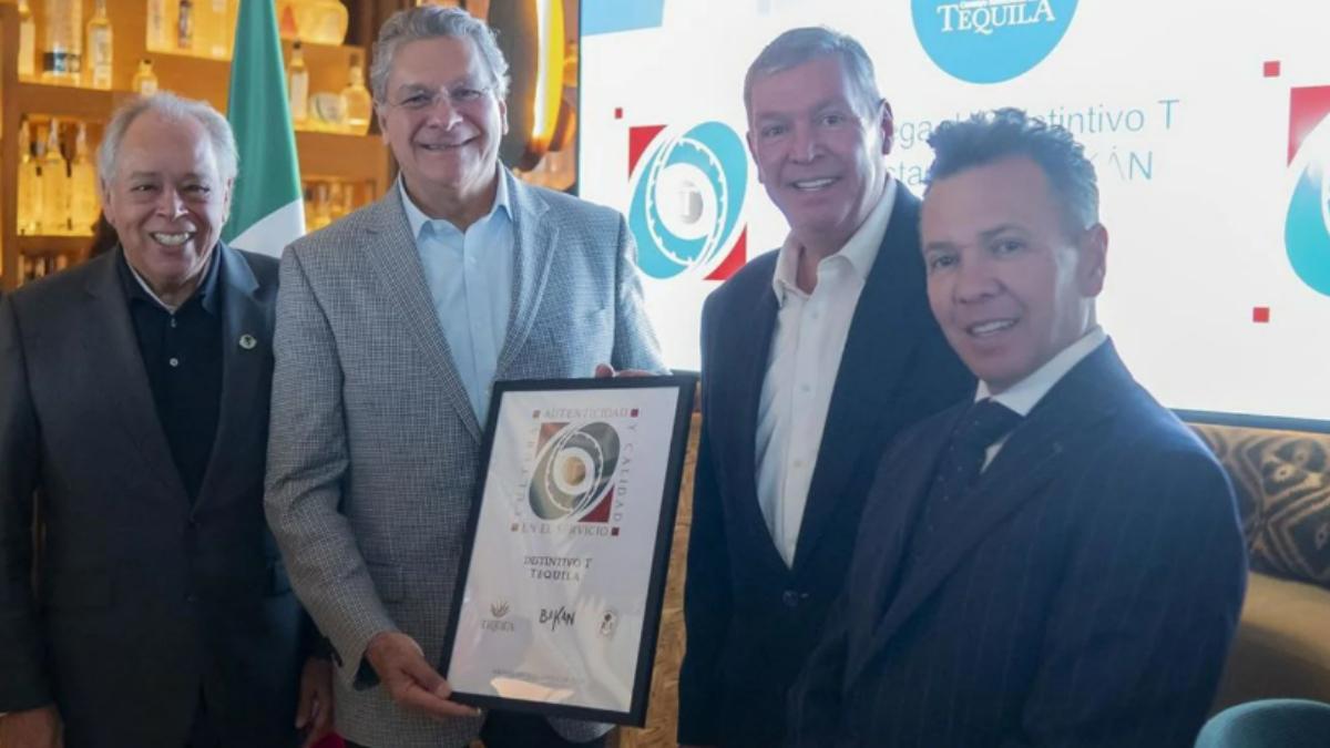 El Consejo Regulador del Tequila otorga el Distintivo T al restaurante mexicano Bakan.