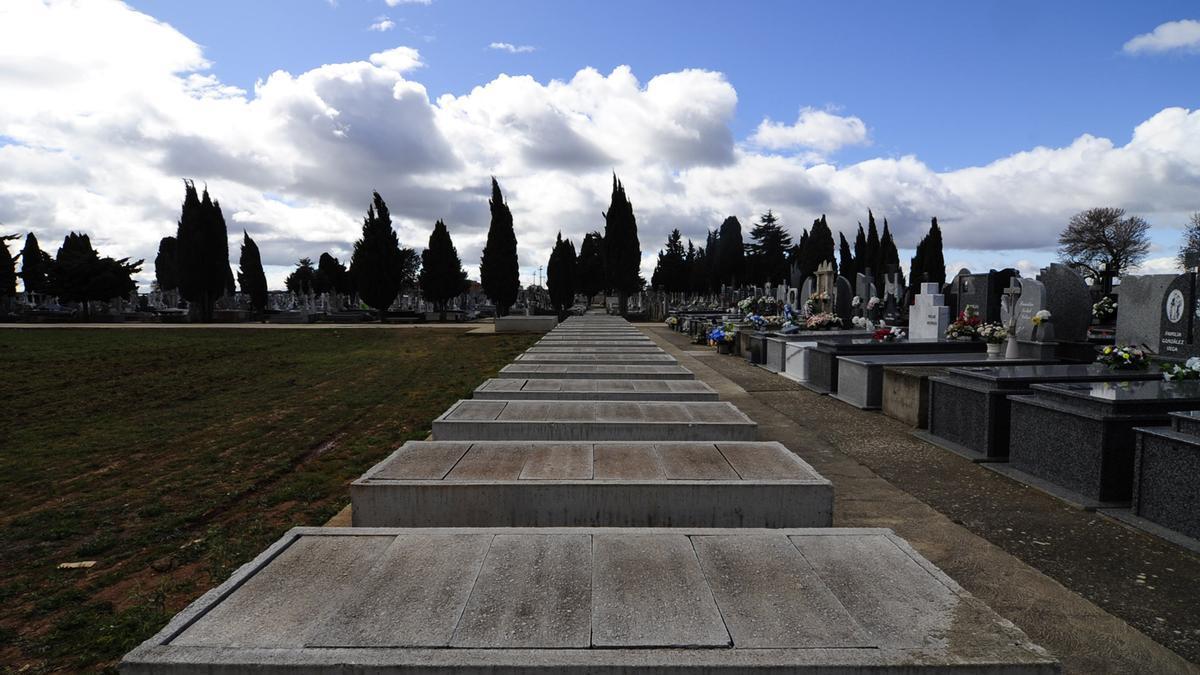 Sepulturas nuevas en el cementerio municipal de Benavente.
