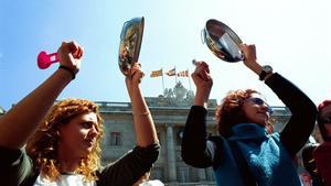 MANIFESTACION DE LAS TRABAJADORAS FAMILIARES  QUE CUIDAN ANCIANOS  GENTE CON DIFICULTADES ECONOMICAS  DROGADICTOS  ETC    PARA PEDIR UN SALARIO JUSTO