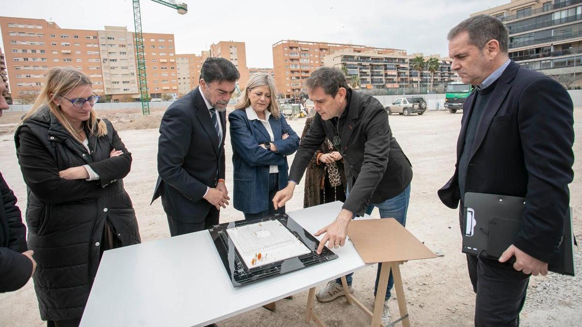 El colegio La Cañada, situado en una rambla, lleva 15 años a la espera de su nueva ubicación