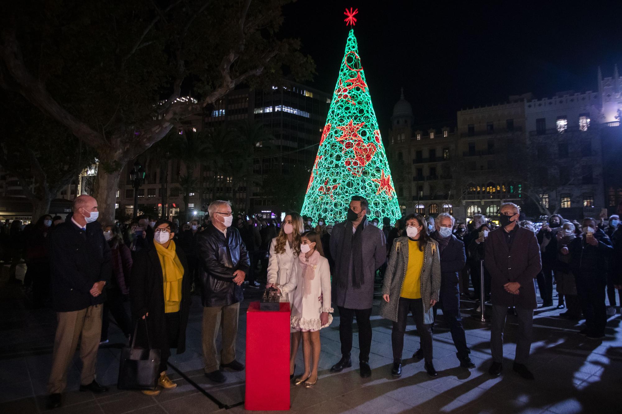 Así se ha encendido la iluminación navideña de la Plaza del Ayuntamiento de València