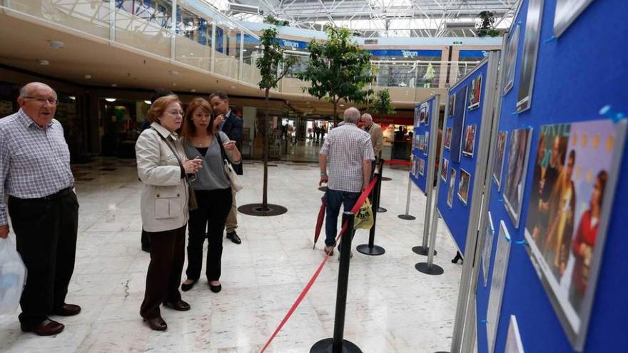 La madre y la hermana de Yago Lamela observan las imágenes de la exposición.