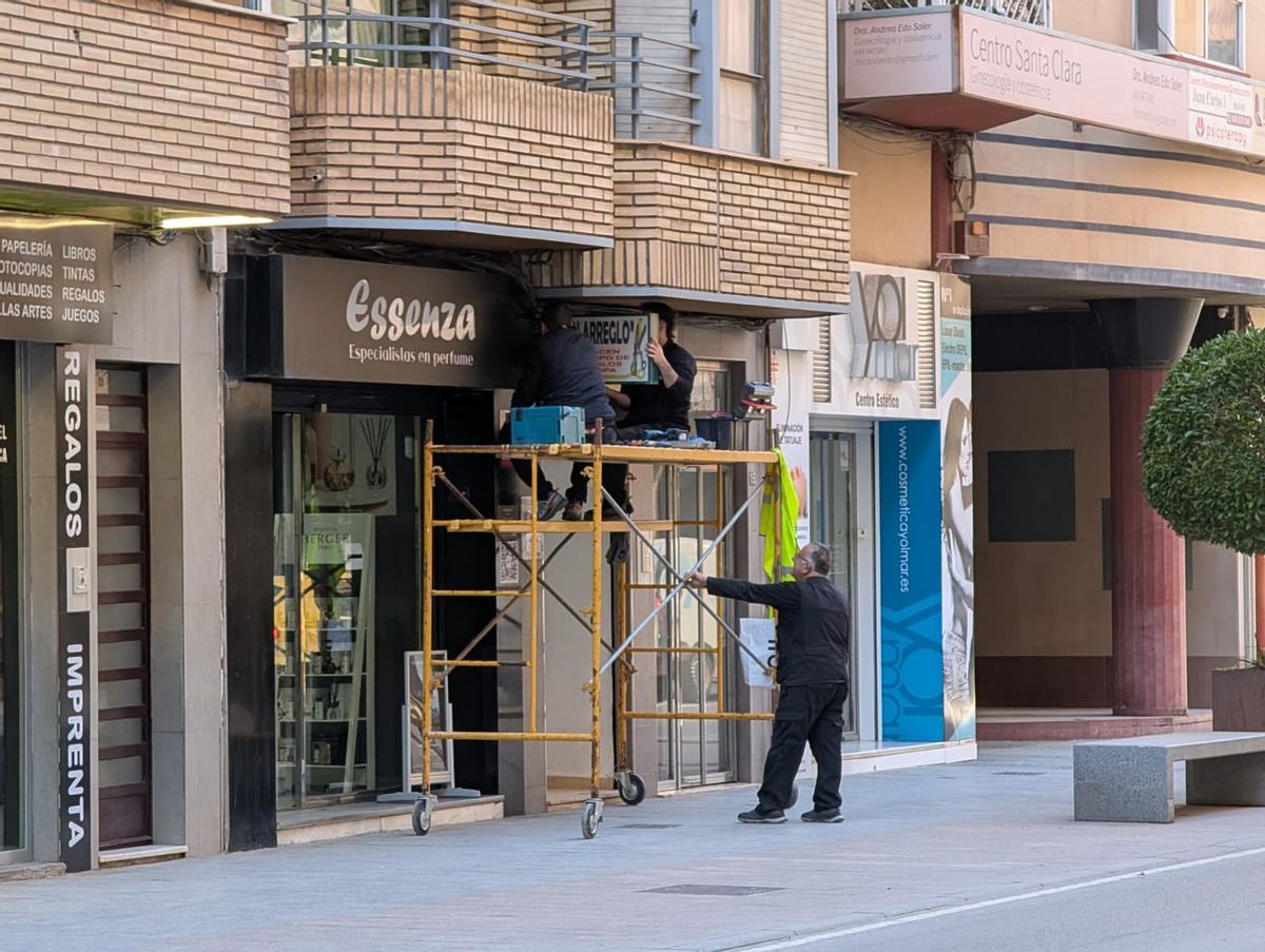 También se lleva a cabo la retirada de carteles de comercios.