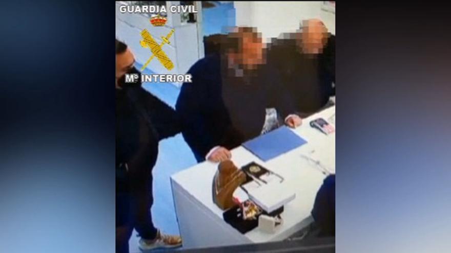 Los tres investigados en el momento en que intentaron hacerse con las joyas haciéndose pasar por agentes.