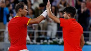 Los tenistas españoles Rafael Nadal (i) y Carlos Alcaraz celebran la victoria en el partido de dobles frente a los argentinos Máximo González y Andrés Molteni, correspondiente a la primera ronda de dobles masculino de tenis de los Juegos Olímpicos de París 2024 este sábado en la pista Phillipe Chatrier de París