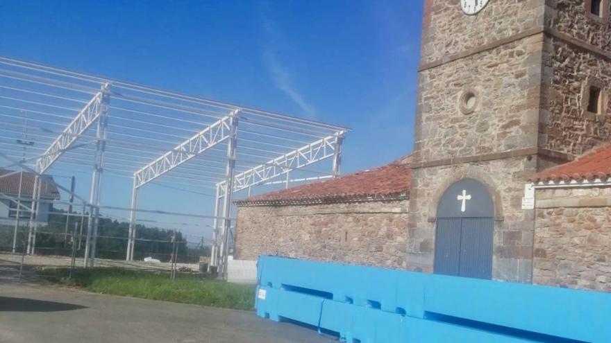 Estado en que se encuentra el entorno de la iglesia de Villa, en Corvera. | Vox