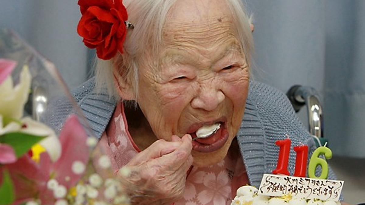 La japonesa Misao Okawa, con el pastel por su 116 cumpleaños, este miércoles en Osaka.