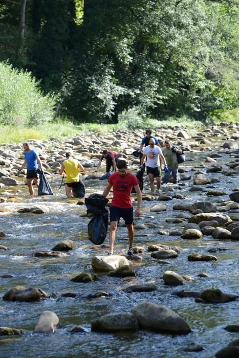 Limpieza del río tras el Descenso del Nalón en Laviana