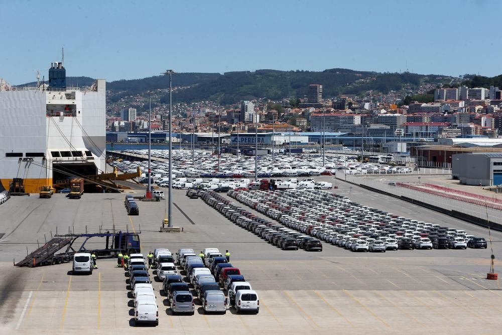 Los vehículos, en la terminal de Bouzas // Marta G. Brea