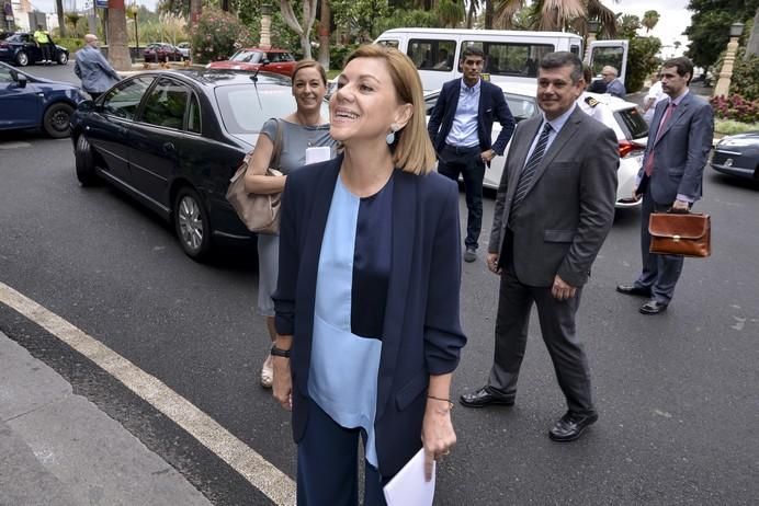 20/07/17. LAS PALMAS DE GRAN CANARIA. Cospedal  ministra de Defesa, saluda al director del periódico  La Provincia Antonio Cacereño, en el Hotel Sta. Catalina.FOTO: J.PÉREZ CURBELO