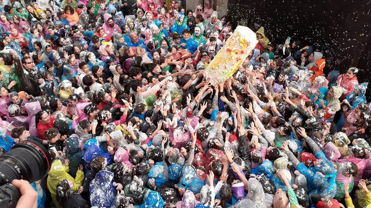 La 'merengada' tiñe de blanco el centro de Vilanova i la Geltrú en el arranque del Carnaval