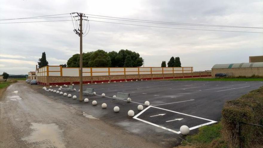 El aparcamiento se ha asfaltado y acondicionado. |