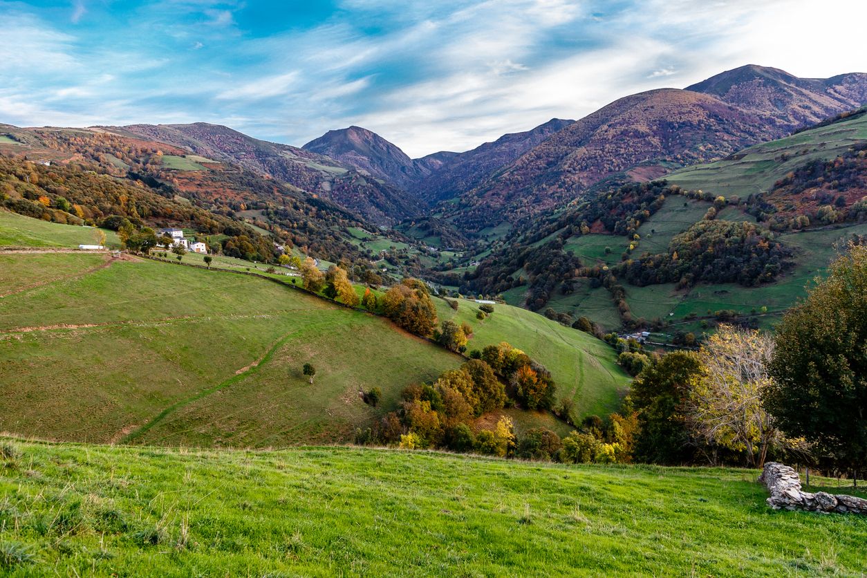 Cangas del Narcea es un pequeño secreto para los Asturianos y tiene unas vistas impresionantes: en la foto tenemos la reserva natural integral de Muniellos, entre los concejos de Cangas del Narcea.