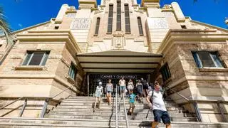 El Ayuntamiento reconoce que no puede limitar los puestos de hostelería en los mercados de Alicante