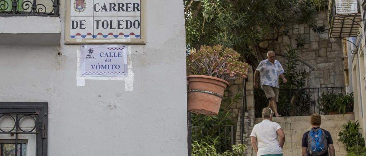 Carteles de denuncia colocados por los vecinos de la calle Toledo de Alicante.